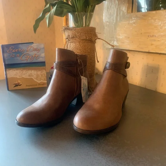 new shoes with tag brown color size 8 Women main image 2